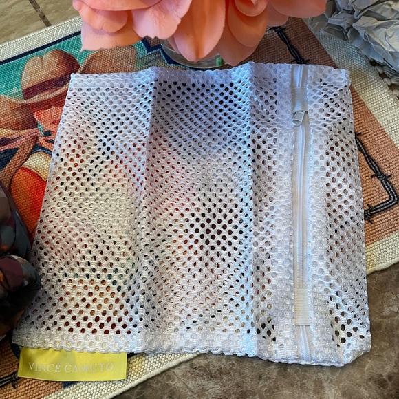 Vince Camuto Clutch NWT 10 X 6 - Picture 4 of 15